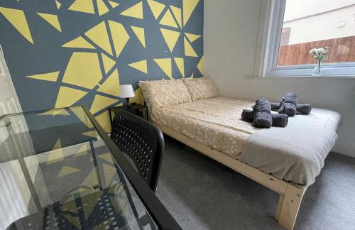 Spacious Flat! Sleeps 7, Pet Friendly and Parking - Photo 59