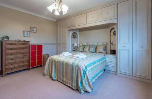 Tudor Style Seafront Home Sea Views Shoebury - Pass the Keys - Foto 23