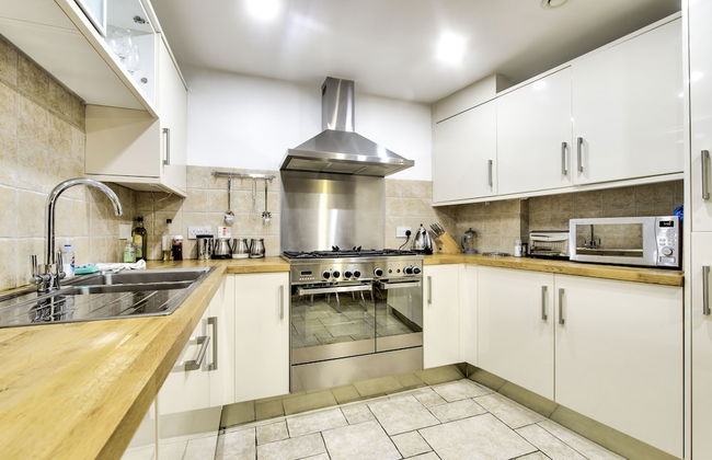 St Stephen Street Apartment - Photo 7