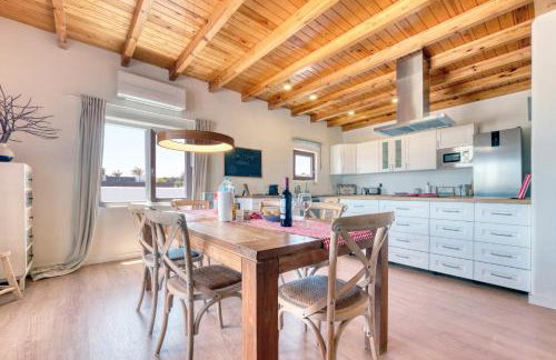 Chalet Emily Alpine Chic with Hot Tub and Ocean View By Lanzarote Vacation Homes - Foto 42