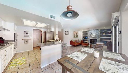 Beautiful Modern Home with Pool in Prime Strip Location - Foto 4