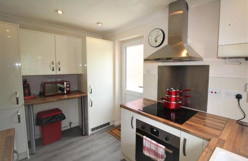 3 Bed Semi - Sleeps 5 - Private Garden & Parking - Quiet Cul De Sac Location - Dog Friendly - Fast Wifi - Close to Motorway Access - Foto 9