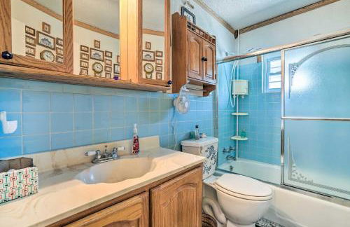 Charming Ingram Home with Yard and Furnished Patio! - Foto 11