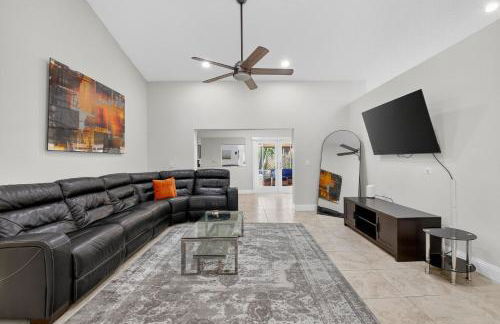 Family-Friendly Boca Gem! 4BR 3BA with Pool & Sauna - Foto 36