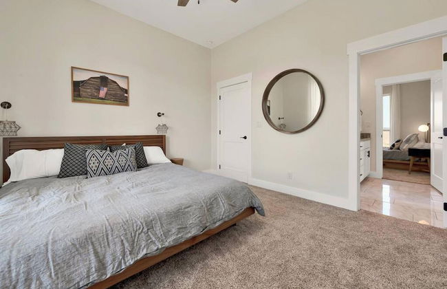 New Luxury Texas Farmhouse - Photo 59