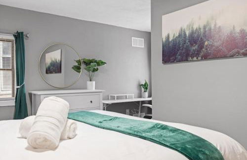 Upscale 2 Story Apartment with 8 beds and Free Parking, walkable to S Highland ave - Foto 28