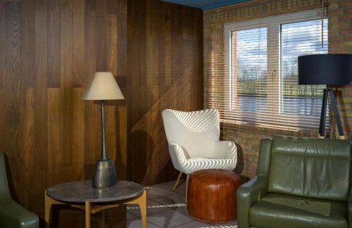 Spacious Ensemble Hecht Right On The Eider River - Photo 5