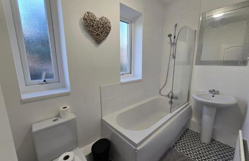 Spacious 3BR Sleeps 6 Ideal for All Stays - Foto 19