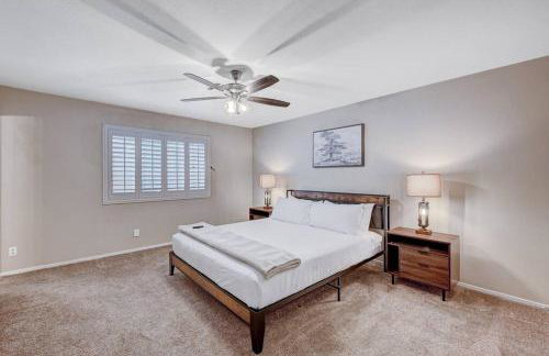 Cozy Getaway with King Bed, BBQ & Spacious Backyard - Photo 34