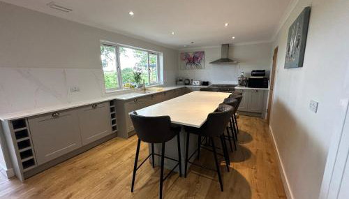 Alton Villa, Sleeps 12, Great for Families, Undercover Hotub & Games Room - Foto 5