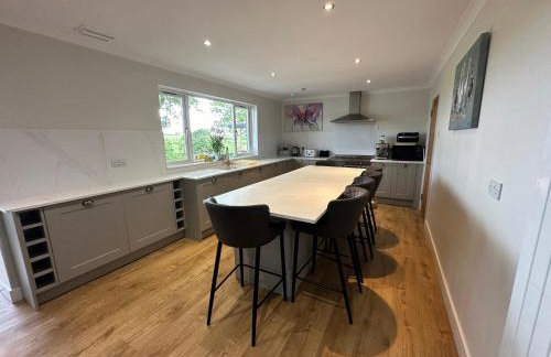 Alton Villa, Sleeps 12, Great for Families, Undercover Hotub & Games Room - Foto 5