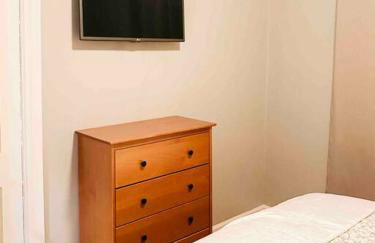 Charming Farmhouse Retreat near Downtown & University Modern Amenities, Fireplace & Porch! - Foto 5