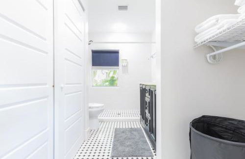 Fun Family-Friendly Poolside Escape Near Beach - Foto 23