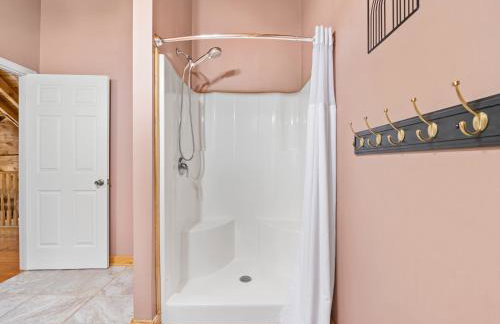 Cabin 3 Miles off I-40-hot tub-firepit-secluded better than a Hotel - Photo 4