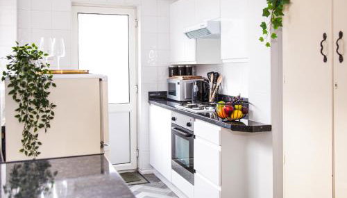 Contractor house, sleeps 5, close to restaurant's and bars, Long stays available, Oveyo Accommodation - Foto 3