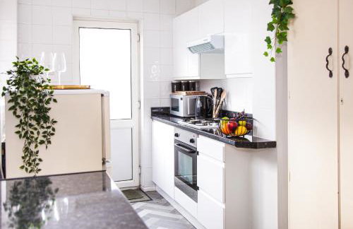 Contractor house, sleeps 5, close to restaurant's and bars, Long stays available, Oveyo Accommodation - Foto 3