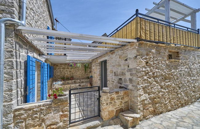 Elegant Stone House With Jacuzzi, Terrace, and Private Yard in Solta - Foto 17