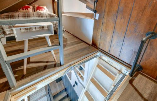 Chic Greek Peak Ski Resort Townhome with Balconies! - Foto 15