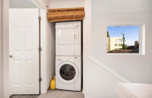 Rare 2BR Modern Urban Escape Free Parking - Foto 32