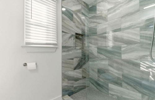 New Modern Updated Secure and Private Home - Foto 26