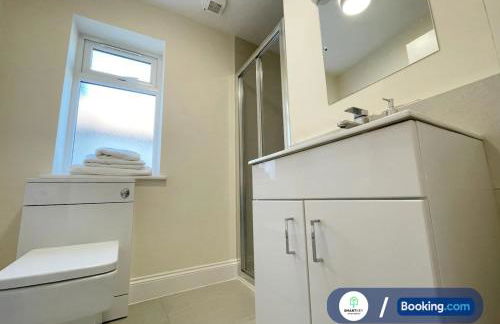 Modern 1 bedroom flat with free parking - Photo 12