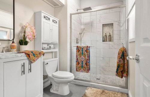 A Denver Oasis 15 Min to the Bronco Stadium 3 Bedroom with a King Suite - Photo 10