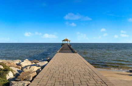 Bay Estate Luxe Waterfront Home w/ Private Pier, Main+guest House, Bay Views - Foto 86