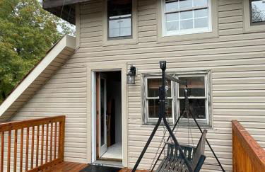 Rustic Mountaintop Cabin on small farm with WiFi - Foto 10