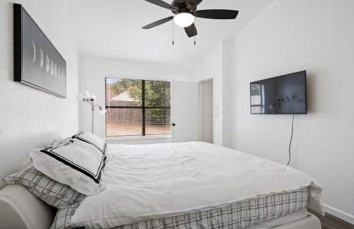 Spacious Family Home in Round Rock w Private Yard - Photo 20