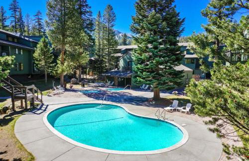 St Anton Courtyard View 2-Bedroom Condos with Pool & Jacuzzi - Foto 1