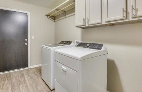 Game Room and Backyard Oasis Avondale Group Getaway - Foto 24