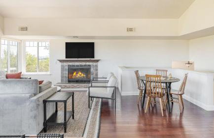 Stunning Escape • Hot Tub Panoramic View Prime Location Hilltop by AvantStay - Photo 9