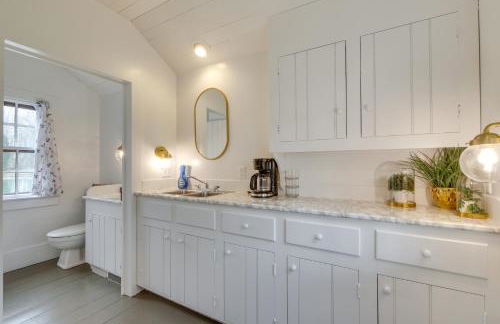 Quaint Winesburg Cottage with Porch and Pond! - Foto 10