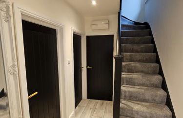 The Rocky Luxe - 4 Bedrooms - Parking - Sleeps 8 - Foto 1