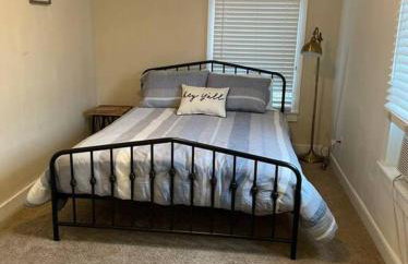 Stylish and Convenient with WiFi & Fenced yard - Foto 6