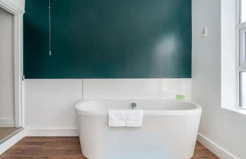 "FurnishedRentals Direct" WiggenHouse Stylish 3 Bedroom house Sleeps 8 with Free Parking, 2 Bathrooms, near to Watford High Street and Watford Football Stadium, Suitable for visiting Harry Potter Warner Bros Studio and London - Photo 7