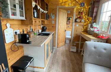 Cuddles & Bubbles Cozy Cabin with jacuzzi spa hot tub - Foto 24
