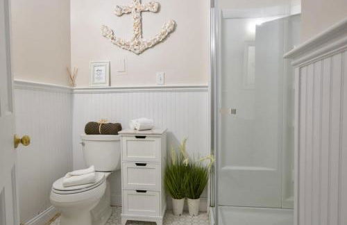 Antique Dennis getaway with firepit & EV charger Dog friendly - Foto 30