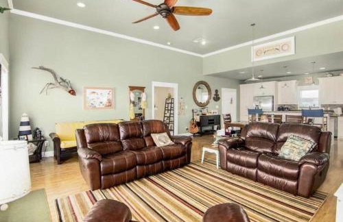 JUST LISTED Beach House Steps Away from the Beach - Foto 25