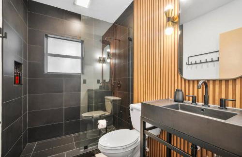 Hacienda Flamingo Unit 1 - Spacious Designer Flat with Sunroom & Style - Foto 14