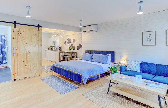 Themed Lux Loft with King Bed Free Parking and WiFi - Photo 59