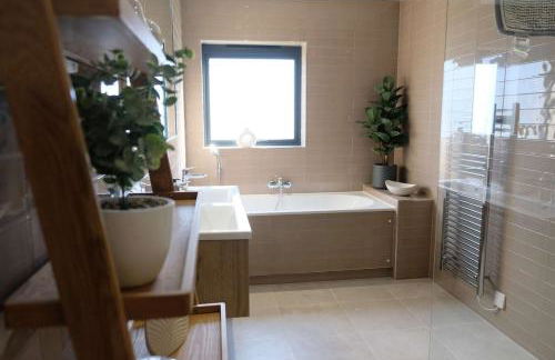 Still Waters - Luxury Lakeside Retreat with Hot Tub - Photo 31