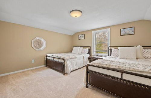 Cozy 3BR Retreat in Downtown Bethlehem - Hot Tub, Trails, Near Ski & Hike - Photo 3