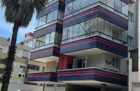 Espaçoso 1 d perto do mar com vaga - Foto 1