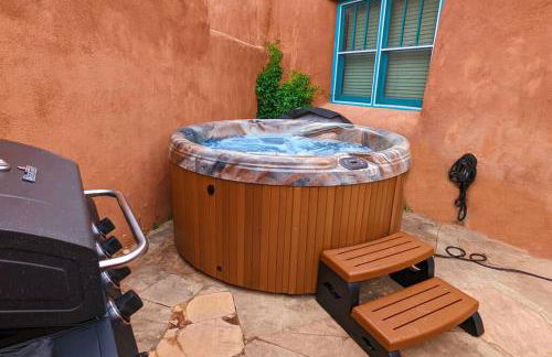 Enchanted Casita with Private Outdoor Hot Tub and Patio, Near Santa Fe Plaza, Sleeps 4 with free parking - Foto 47