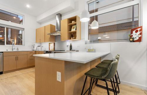 Luxe Central Home with Views & Rooftop - Foto 26