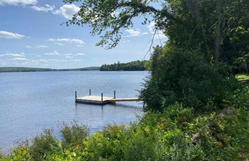 Waterfront Vacation Rental with Charming Wooden Interior near Mount Katahdin, Maine - Foto 8