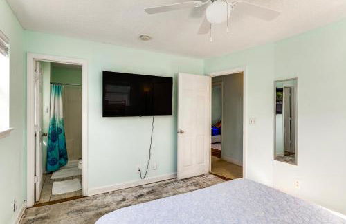 3 Mi to Riviera Beach! Group-Friendly Home with Yard - Foto 18