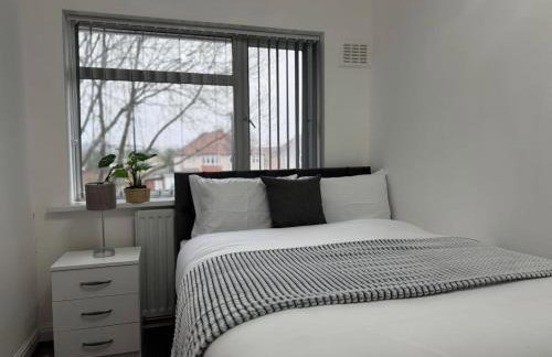 4 Beds House for Families & Contractors with Free Parking - Photo 1