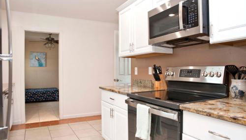 3 Bedrooms 2 Baths Pool Home available for LONGER STAYS!!! - Foto 3, stove, dishwasher